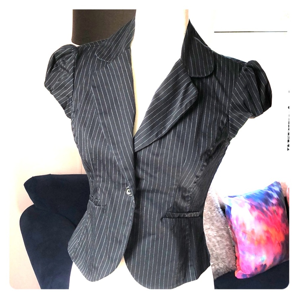 Short sleeve single button blazer